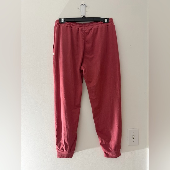 Vuori Performance Joggers in Sierra Heather Pink Red Size Medium DreamKnit - Picture 8 of 16